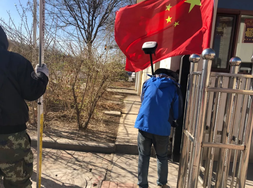 固定更加簡單，直接測量到墻角